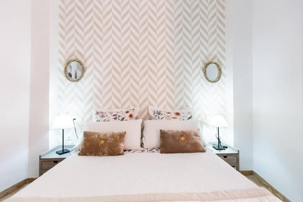 Cheap & Chic In The Center Of *